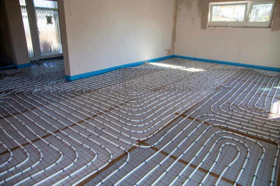 Una alfombra antideslizante sobre un suelo pulido.