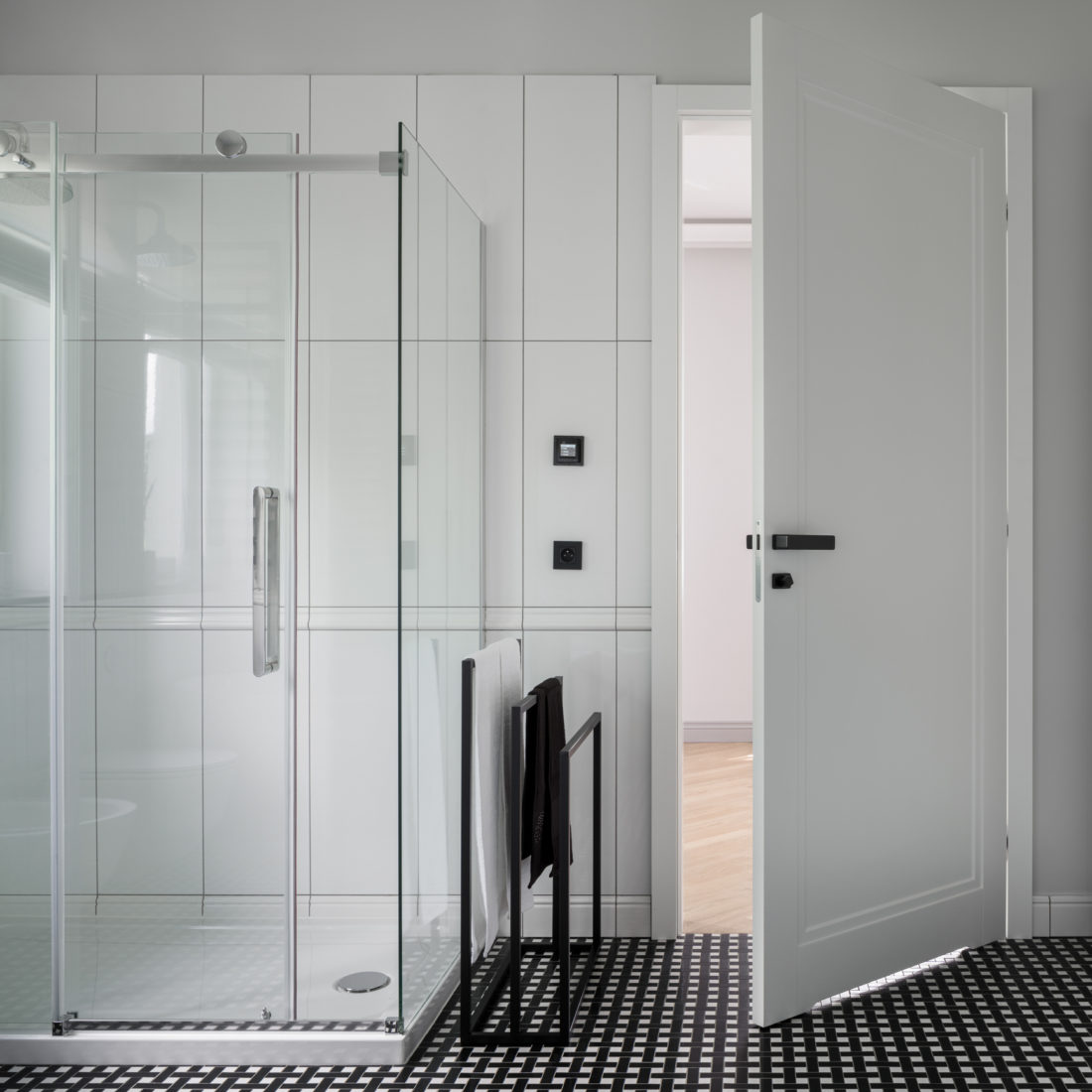 Bañera y cabina de ducha con azulejos y pared de cristal situada