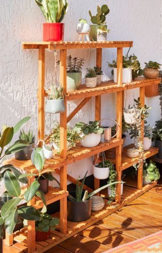 Siete estanterías para plantas con las que convertir tu casa en un