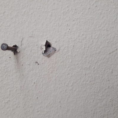¿Cómo tapar los agujeros de la pared para que queden perfectos?