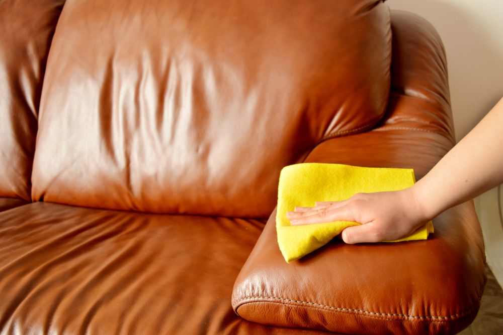 cómo limpiar sofás de piel pasos