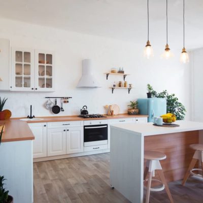 Cocinas blancas y en madera: ventajas e ideas