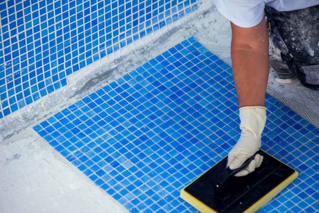 Cómo reparar una grieta en la piscina con fibra de vidrio y poliéster