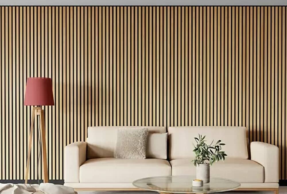 pared salón con panel de listones de madera