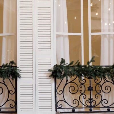 ¿Qué elementos son ideales para la decoración de balcones de Navidad?
