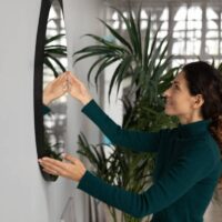 Cómo colgar un espejo sin marco en la pared