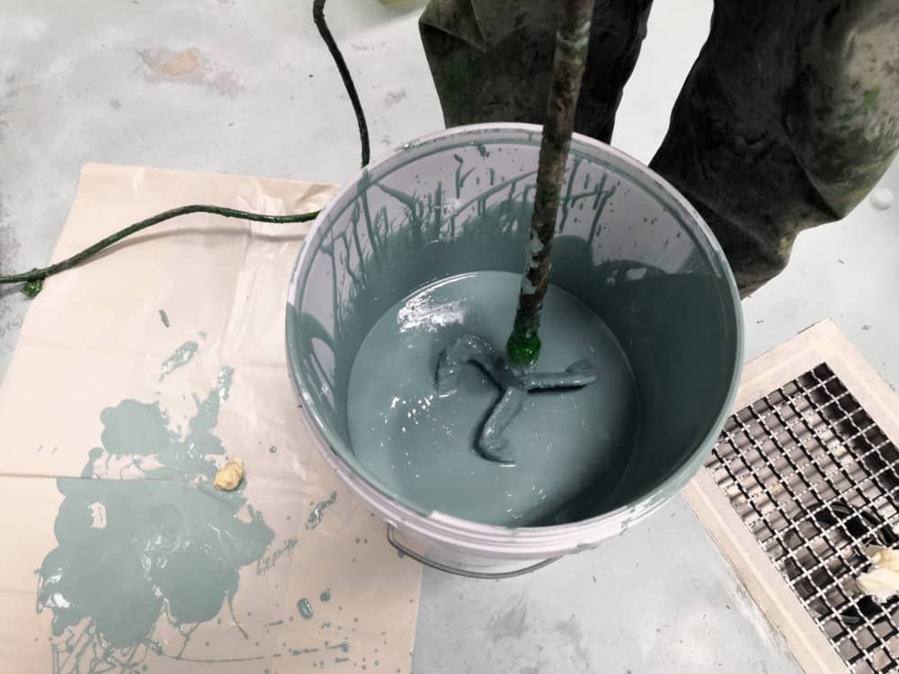 La mezcla de componentes, esencial para aplicar pintura epoxi en el suelo de casa.