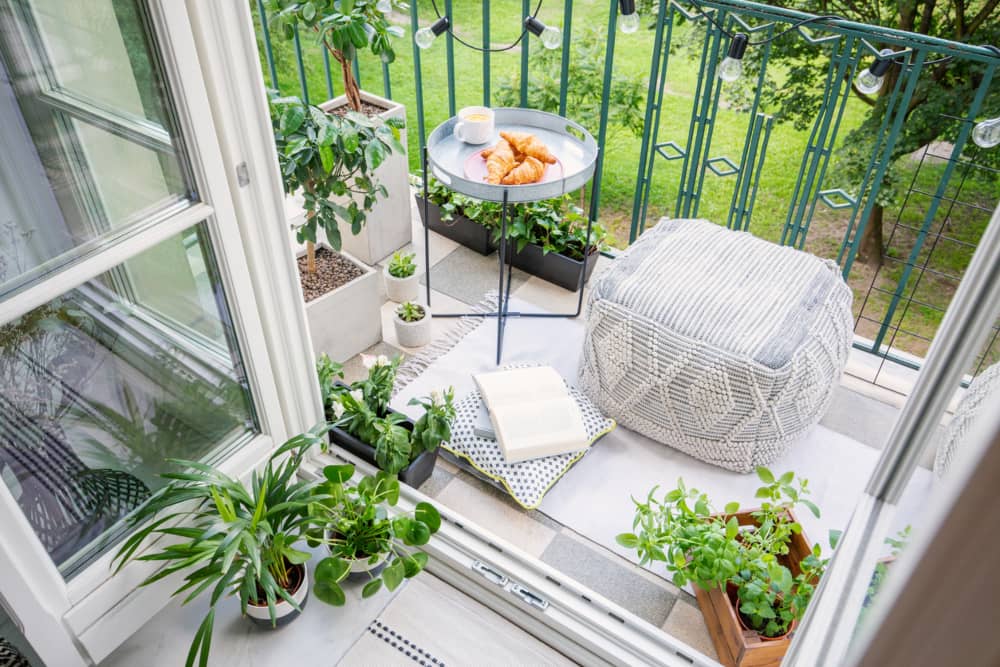 Vista superior de un balcón con plantas, Puf Mesa con desayuno