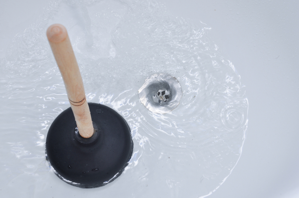 Desatascar la ducha: 3 métodos que SÍ funcionan