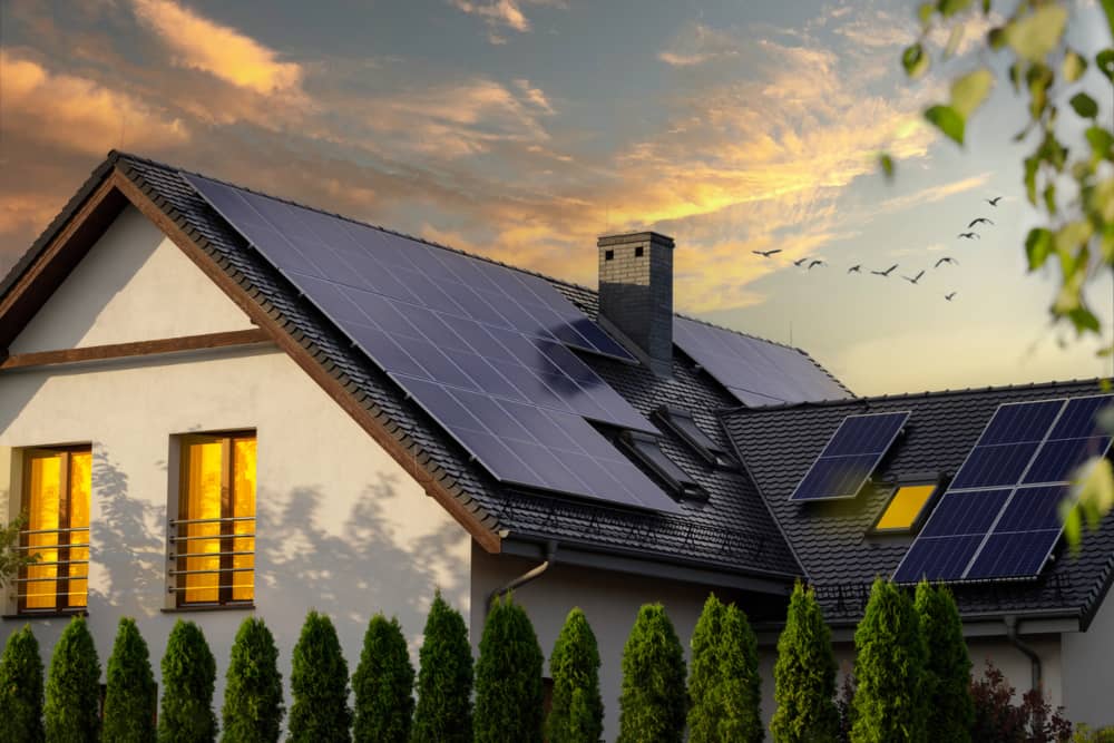 Paneles solares fotovoltaicos en el techo de una casa.