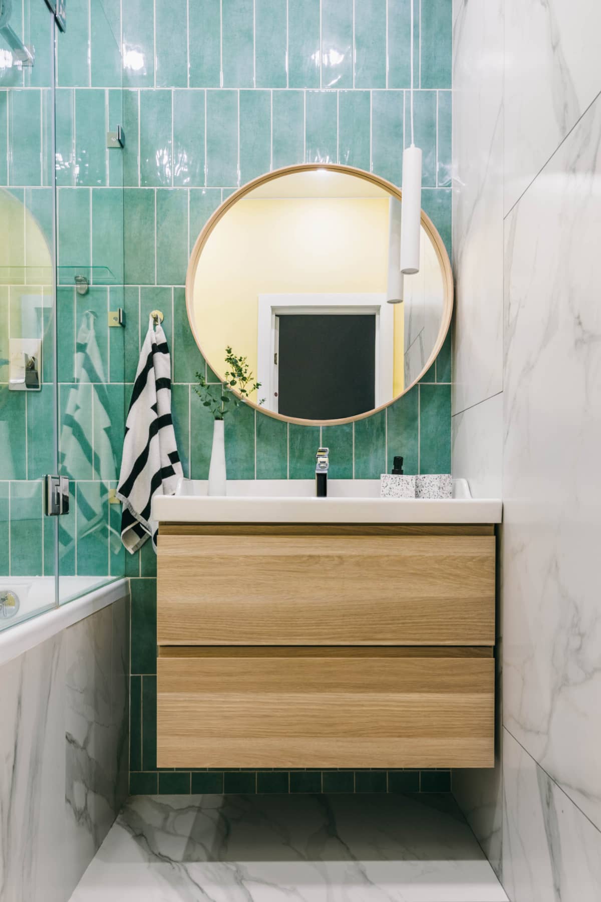 Elegante mármol moderno y lujoso y azulejos verdes baño con lavabo