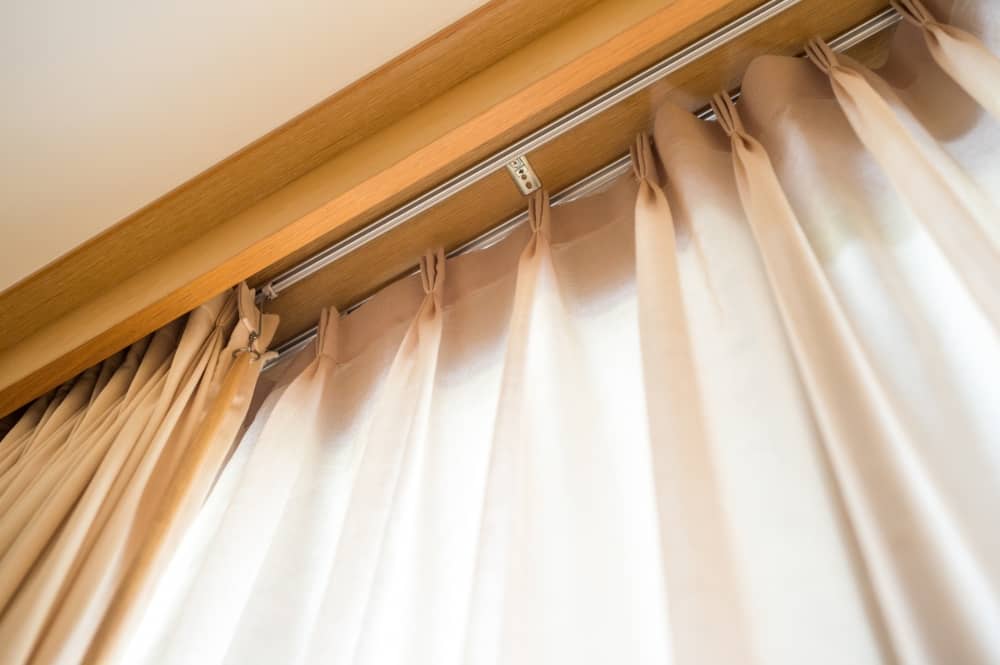tipos de rieles para cortinas de una habitación