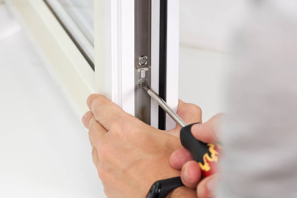 ajustar el cierre de una ventana de aluminio